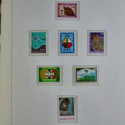 Vrac philatélique de timbres du monde neufs et oblitérés en un carton.