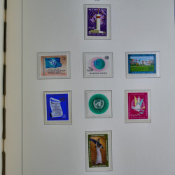 Vrac philatélique de timbres du monde neufs et oblitérés en un carton.