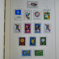 Vrac philatélique de timbres du monde neufs et oblitérés en un carton.