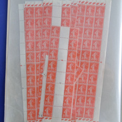 Vrac philatélique de timbres du monde neufs et oblitérés en un carton.