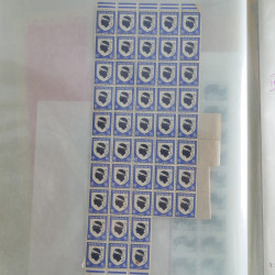 Vrac philatélique de timbres du monde neufs et oblitérés en un carton.