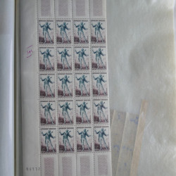 Vrac philatélique de timbres du monde neufs et oblitérés en un carton.