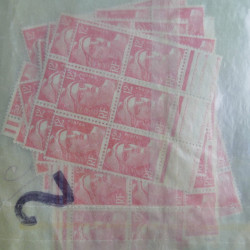 Vrac philatélique de timbres du monde neufs et oblitérés en un carton.