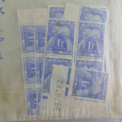 Vrac philatélique de timbres du monde neufs et oblitérés en un carton.