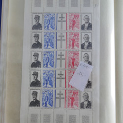 Vrac philatélique de timbres du monde neufs et oblitérés en un carton.