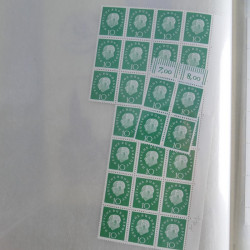 Vrac philatélique de timbres du monde neufs et oblitérés en un carton.