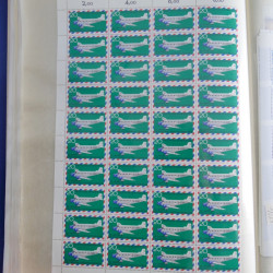 Vrac philatélique de timbres du monde neufs et oblitérés en un carton.