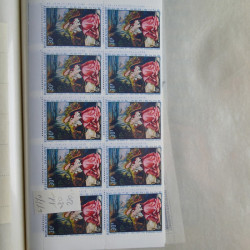 Vrac philatélique de timbres du monde neufs et oblitérés en un carton.