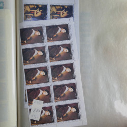 Vrac philatélique de timbres du monde neufs et oblitérés en un carton.
