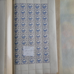 Vrac philatélique de timbres du monde neufs et oblitérés en un carton.