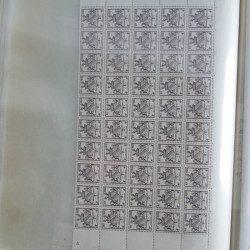 Vrac philatélique de timbres du monde neufs et oblitérés en un carton.