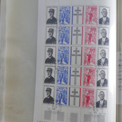 Vrac philatélique de timbres du monde neufs et oblitérés en un carton.