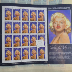 Vrac philatélique de timbres du monde neufs et oblitérés en un carton.