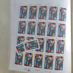 Vrac philatélique de timbres du monde neufs et oblitérés en un carton.