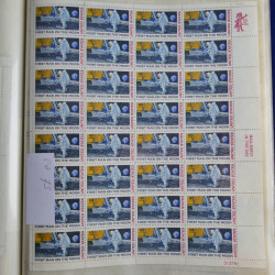 Vrac philatélique de timbres du monde neufs et oblitérés en un carton.