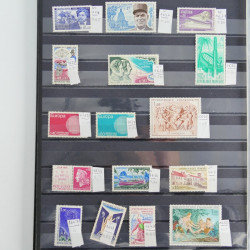 Vrac philatélique de timbres du monde neufs et oblitérés en un carton.