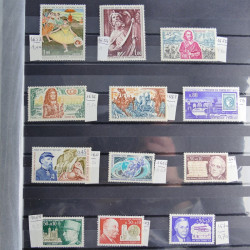 Vrac philatélique de timbres du monde neufs et oblitérés en un carton.