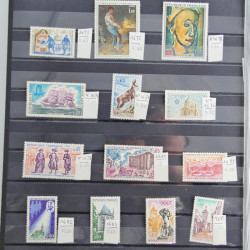 Vrac philatélique de timbres du monde neufs et oblitérés en un carton.