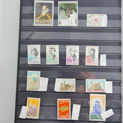 Vrac philatélique de timbres du monde neufs et oblitérés en un carton.