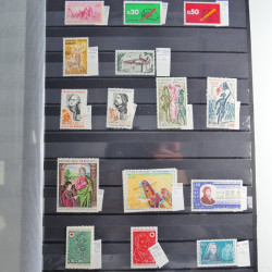 Vrac philatélique de timbres du monde neufs et oblitérés en un carton.