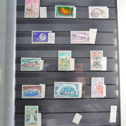 Vrac philatélique de timbres du monde neufs et oblitérés en un carton.