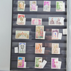 Vrac philatélique de timbres du monde neufs et oblitérés en un carton.