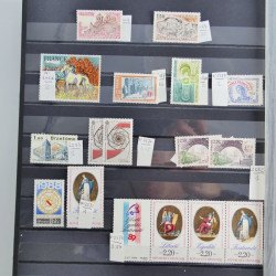 Vrac philatélique de timbres du monde neufs et oblitérés en un carton.