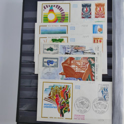 Vrac philatélique de timbres du monde neufs et oblitérés en un carton.