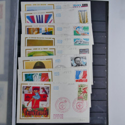 Vrac philatélique de timbres du monde neufs et oblitérés en un carton.