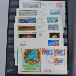 Vrac philatélique de timbres du monde neufs et oblitérés en un carton.