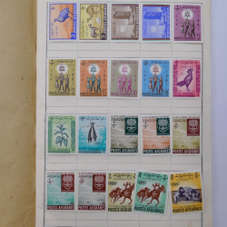 Vrac philatélique de timbres du monde neufs et oblitérés en un carton.