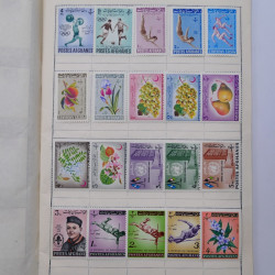 Vrac philatélique de timbres du monde neufs et oblitérés en un carton.