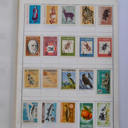 Vrac philatélique de timbres du monde neufs et oblitérés en un carton.