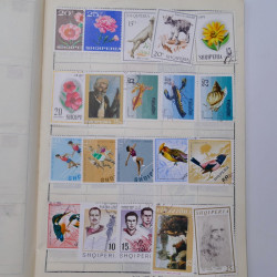 Vrac philatélique de timbres du monde neufs et oblitérés en un carton.