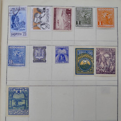 Vrac philatélique de timbres du monde neufs et oblitérés en un carton.