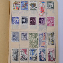 Vrac philatélique de timbres du monde neufs et oblitérés en un carton.