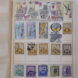 Vrac philatélique de timbres du monde neufs et oblitérés en un carton.