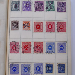 Vrac philatélique de timbres du monde neufs et oblitérés en un carton.
