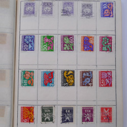 Vrac philatélique de timbres du monde neufs et oblitérés en un carton.