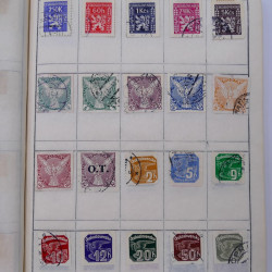 Vrac philatélique de timbres du monde neufs et oblitérés en un carton.