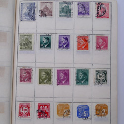 Vrac philatélique de timbres du monde neufs et oblitérés en un carton.