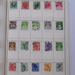 Vrac philatélique de timbres du monde neufs et oblitérés en un carton.