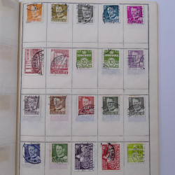 Vrac philatélique de timbres du monde neufs et oblitérés en un carton.