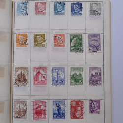 Vrac philatélique de timbres du monde neufs et oblitérés en un carton.