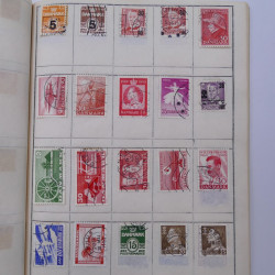 Vrac philatélique de timbres du monde neufs et oblitérés en un carton.