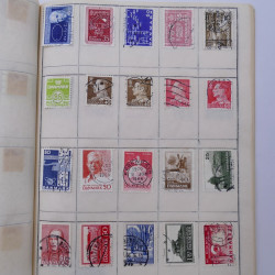 Vrac philatélique de timbres du monde neufs et oblitérés en un carton.