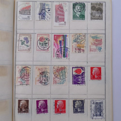 Vrac philatélique de timbres du monde neufs et oblitérés en un carton.