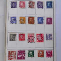 Vrac philatélique de timbres du monde neufs et oblitérés en un carton.