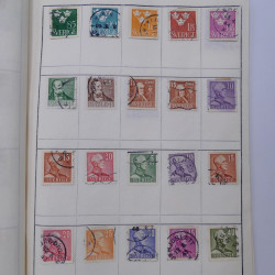 Vrac philatélique de timbres du monde neufs et oblitérés en un carton.