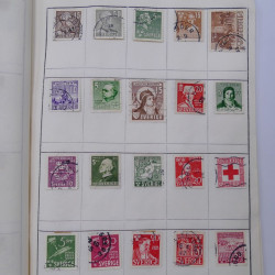 Vrac philatélique de timbres du monde neufs et oblitérés en un carton.